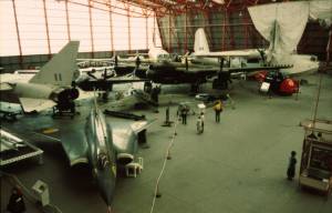 Eine der riesigen Ausstellungshallen in Duxford